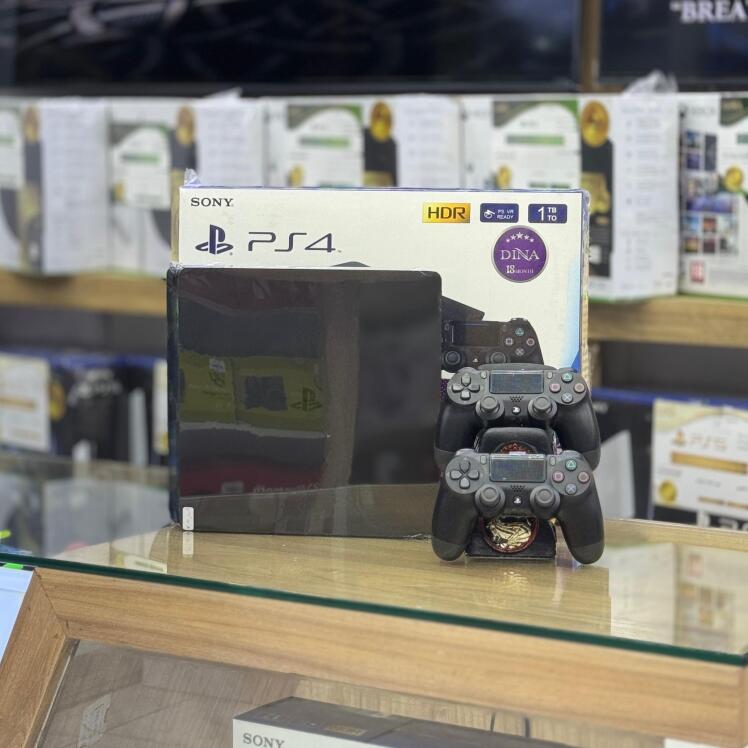 پی اس فور اسلیم یک ترا 18 ماه ضمانت تعویض پک بازی و دو دسته آکبند